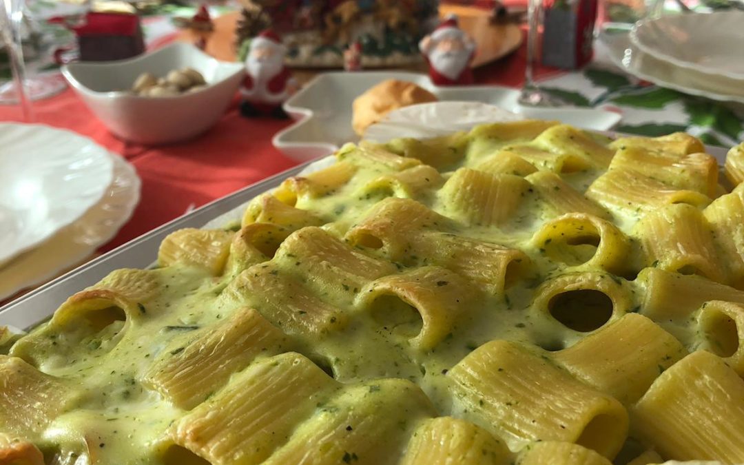 Pasta al forno con zucchine, salmone e provola affumicata