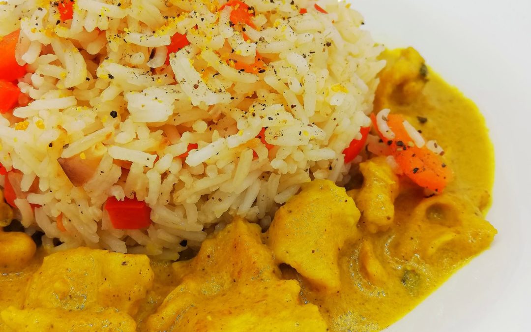 Pollo al curry con riso basmati e peperoni rossi di Daniela Cocilova